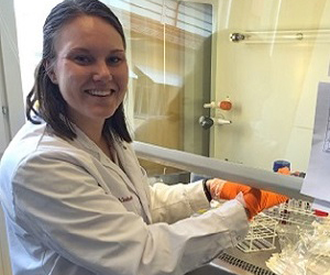 Jenny Lindvall in lab